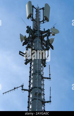 Nahaufnahme von Mobilfunkturm oder Mobilfunkturm mit Antennen und elektronischen Kommunikationsgeräten - Vertikales Format Stockfoto