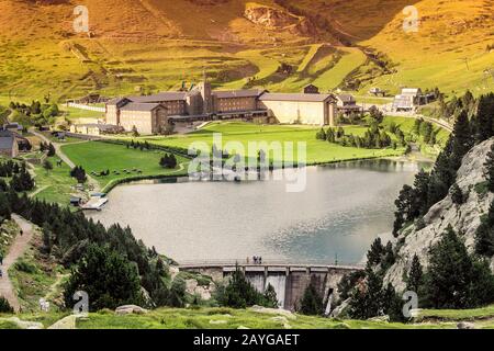 Panoramablick auf das Nuria-Tal mit See in den katalanischen Pyrenäen, Spanien Stockfoto