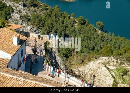 Die alte Berg-Zitadelle von Guadalest, in der Nähe von Benidorm, an der Costa Blanca, Spanien mit dem Reservoir in der Ferne Stockfoto