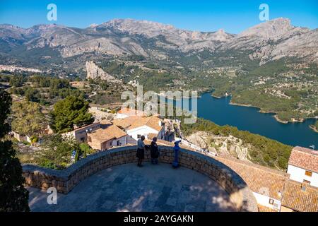 Die alte Berg-Zitadelle von Guadalest, in der Nähe von Benidorm, an der Costa Blanca, Spanien mit dem Reservoir in der Ferne Stockfoto