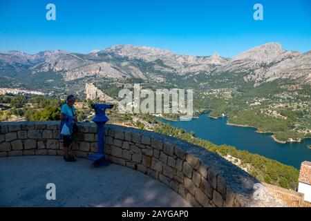 Die alte Berg-Zitadelle von Guadalest, in der Nähe von Benidorm, an der Costa Blanca, Spanien mit dem Reservoir in der Ferne Stockfoto