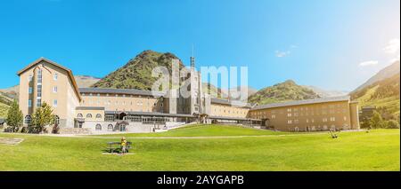 Reisen Sie im Tal von Nuria, Spanien. Kirche und öffentliches Wanderbasisgebäude in den katalanischen Pyrenäen. Berühmtes Freizeit- und Sportziel Stockfoto