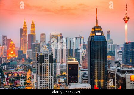 Die Skyline von Kuala Lumpur mit den berühmten Petronas-Zwillingstürmen und dem Kl Tower. Stockfoto