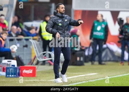 Düsseldorf, Deutschland. Paderborn, Deutschland. Februar 2020. Firo: 15.02.2020, Fuvuball, 1.Bundesliga, Saison 2019/2020, SC Paderborn - Hertha BSC Berlin Trainer Alexander Nouri (Hertha BSC Berlin) individuelle Aktion Geste, gestikuliert weltweite Nutzung Credit: Dpa/Alamy Live News Credit: Dpa Picture Alliance / Alamy Live News Stockfoto