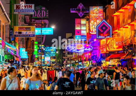 Bangkok, Thailand - 26. Februar 2018: Touristen, die die Khao San Road genießen, ist die Khao San Road ein berühmter Ort zum sehen und Essen in der Nacht in Bangk Stockfoto