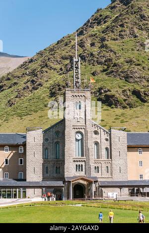 24. JULI 2018, NURIA, SPANIEN: Vall de Nuria Sanctuary Hotelgebäude in den katalanischen pyrenäen, Spanien. Berühmtes Freizeit- und Reiseziel Stockfoto