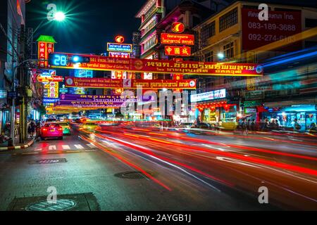 Bangkok - 03. MÄRZ: Belebte Yaowarat Road am Abend am 03. März 2013 in Bangkok. Die Yaowarat Road ist eine Hauptstraße in Bangkoks Chinatown, sie war offen Stockfoto