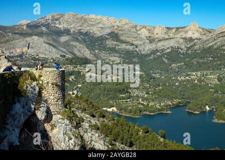 Die alte Berg-Zitadelle von Guadalest, in der Nähe von Benidorm, an der Costa Blanca, Spanien mit dem Reservoir in der Ferne Stockfoto