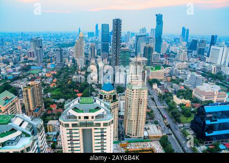 Bangkok, Thailand - 23. FEBRUAR 2018: Skyline von Bangkopk, mit dem neuen und höchsten Gebäude Thailands, dem Mahanakhon. Stockfoto