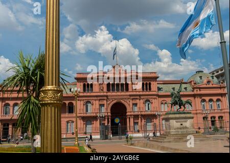 Plaza de Mayo in Buenos Aires, Argentinien mit bronzener Reiterstatue von General Manuel Belgrano und Casa Rosada (Präsidentenpalast) im Hintergrund Stockfoto