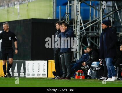 Craven Cottage, London, Großbritannien. Februar 2020; Craven Cottage, London, England; English Championship Football, Fulham versus Barnsley; Fulham Manager Scott Parker hielt sich in der 2. Halbzeit schockiert von der Touchline, da sein Team hinterherhinkt Stockfoto