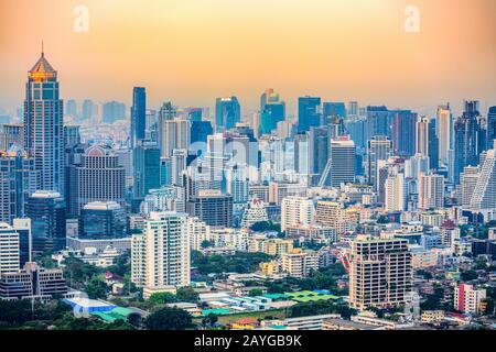 Bangkok, Thailand - 23. FEBRUAR 2018: Skyline von Bangkopk, mit dem neuen und höchsten Gebäude Thailands, dem Mahanakhon. Stockfoto
