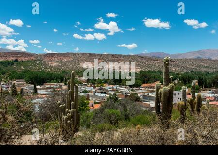 Blick auf die Stadt Humahuaca in den Anden in der Nähe von Purmamarca, Provinz Jujuy, Argentinien. Stockfoto