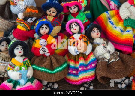 Straßenszene mit Souvenirpuppen aus bunten gewebten Stoffen zum Verkauf in Humahuaca, einer Stadt im Tal der Quebrada de Humahuaca, Andes Mounta Stockfoto