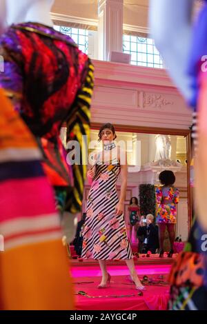 Modelle auf der Bühne während der RIXO-Präsentation im Kimpton Fitzroy Hotel im Rahmen Der London Fashion Week Februar 2020. Stockfoto