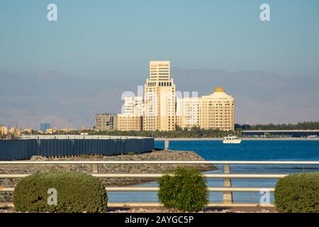 "RAS al Khaimah, RAK/Vereinigte Arabische Emirate - 14.02.2020: Waldorf Astoria in Ras al Khaimah, Vereinigte Arabische Emirate (VAE) mit Meer und Strand in Sicht fr Stockfoto