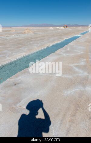 Selbstporträt auf Salzwohnungen in Salinas Grandes in den Anden, Provinz Jujuy, Argentinien. Stockfoto