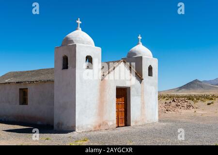 Kirche im kleinen Dorf Tres Moras (drei Hügel) entlang der Route 52 bei Salinas Grandes in den Anden, Provinz Jujuy, Argentinien. Stockfoto