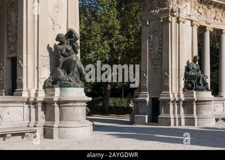 Eine Statue vor Colonnade am Alonso-II-Denkmal im Retiro-Park, Madrid, Spanien Stockfoto