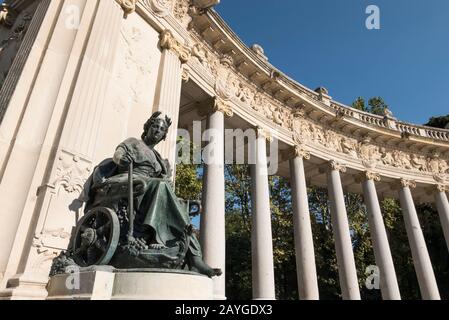 Eine Statue vor Colonnade am Alonso-II-Denkmal im Retiro-Park, Madrid, Spanien Stockfoto