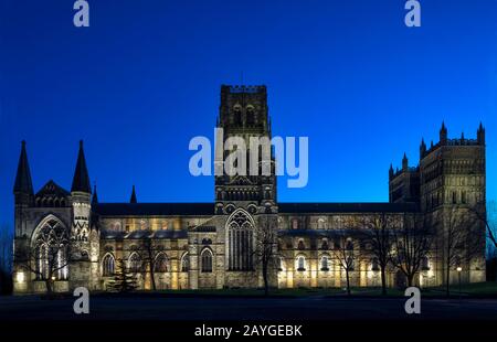 Außenansicht der Durham Cathedral mit Flutlicht in der Dämmerung, Stadt Durham, County Durham, England, Großbritannien Stockfoto