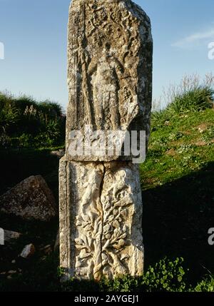 Syrien, Apamea (Afamia). Es war eine antike griechische und römische Stadt. Detail einer mit Reliefen verzierten Säule. Stockfoto