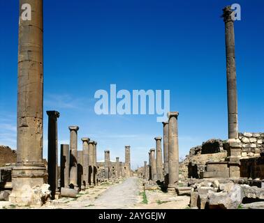Syrien, Bosra. Überreste des Decumanus Maximus, der Hauptstraße der Stadt, von Säulen übersät. Foto vor dem syrischen Bürgerkrieg gemacht. Stockfoto