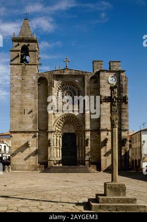 Spanien, Galicien, Provinz A Coruña. Noya (Noia). Kirche San Martin (15. Jahrhundert) und traditioneller galizischer cruceiro. Erbaut auf Befehl des Erzbischofes Lope de Mendoza. Stockfoto