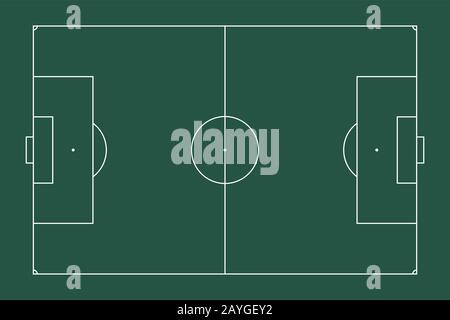 Illustration eines europäischen Sportfußballfeldes. Draufsicht für eine einfache Verwendung in Strategie oder Hintergrund. Weiße Markierungslinien auf Grün. Flacher Stil. Stockfoto