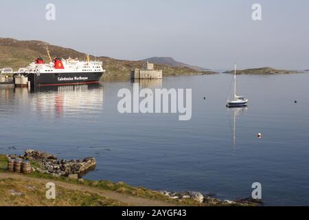 Caledonian MacBrayne Ferry, Kisimul Castle und Yacht auf der Anlegestelle, Castlebay, Insel Barra, Western Isles, Schottland Stockfoto