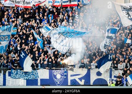 Düsseldorf, Deutschland. Paderborn, Deutschland. Februar 2020. Firo: 15.02.2020, Fuvuball, 1.Bundesliga, Saison 2019/2020, SC Paderborn - Hertha BSC Berlin Die Fan-Kurve von Hertha BSC Berlin erkennt Bengal-Feuer, Rauchbombe. Weltweite Nutzung Credit: Dpa / Alamy Live News Credit: Dpa Picture Alliance / Alamy Live News Stockfoto