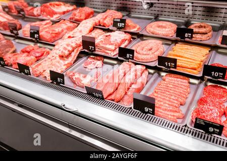 Verschiedene Fleischsorten im Laden oder im Supermarkt Stockfoto