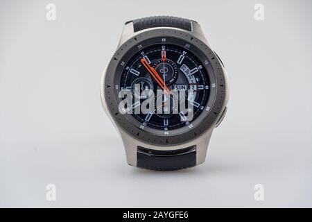 Chester, GROSSBRITANNIEN - 5. FEBRUAR 2020: Samsung Galaxy Watch auf einem ironishen Hintergrund Stockfoto