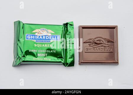 Chester, GROSSBRITANNIEN - 5. FEBRUAR 2020: Ein einziger ungewickelter und eingewickelter Mint ghirardelli Schokoladenplatz Stockfoto