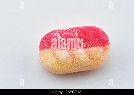 Eine einzige Rhubarb- und Pudding-Süßigkeiten auf weißem Hintergrund Stockfoto