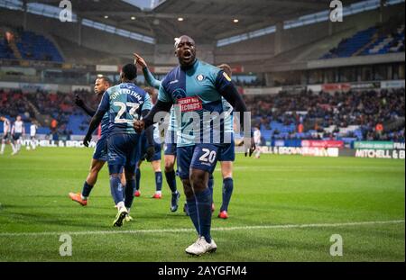 Bolton, Großbritannien. Februar 2020. Adebayo Akinfenwa von Wycombe Wanderers feiert das 2. Tor beim Spiel der Sky Bet League 1 zwischen Bolton Wanderers und Wycombe Wanderers im Reebok Stadium, Bolton, England am 15. Februar 2020. Foto von Andy Rowland. Kredit: Prime Media Images/Alamy Live News Stockfoto