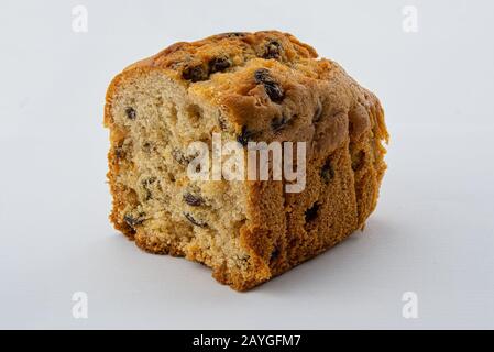 Ein geschnittener Obstkuchen auf weißem Hintergrund Stockfoto