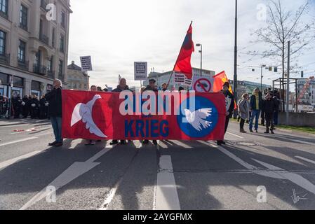 München, Deutschland. Februar 2020, München, Deutschland: München 15. Februar Großdemonstration gegen die Sicherheitskonferenz in München. Das Motto: "Nein zu Krieg und Umweltzersetzung" Tausende Demonstranten demonstrieren gegen die in München stattfindende Sicherheitskonferenz. Credit: Thomas Vonier/ZUMA Wire/Alamy Live News Stockfoto