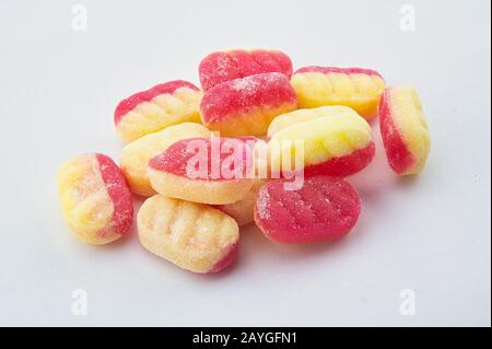 Ein Haufen Rhubarb und Puddingbonbons auf weißem Hintergrund Stockfoto
