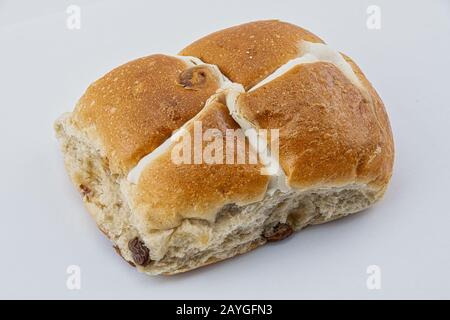 Klebriger Hot Cross Bun auf weißem Hintergrund Stockfoto