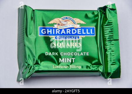 Chester, GROSSBRITANNIEN - 5. FEBRUAR 2020: Nahaufnahme einer einzigen ghirardelli Schokoladenkuchen mit quadratischer Münze Stockfoto