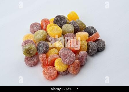 Ein Haufen Obstpastille auf weißem Grund Stockfoto