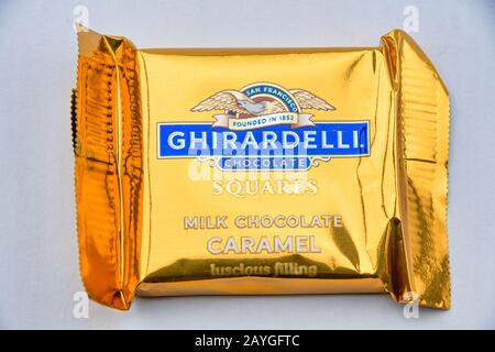 Chester, GROSSBRITANNIEN - 5. FEBRUAR 2020: Nahaufnahme eines einzigen ghirardelli-schokoladenplatzes Caramel Stockfoto