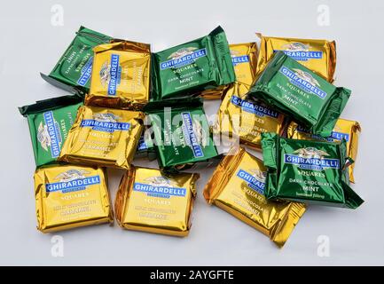 Chester, GROSSBRITANNIEN - 5. FEBRUAR 2020: Ein Haufen Mint- und caramel-ghirardelli-Schokoladenplätze Stockfoto