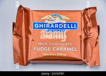 Chester, GROSSBRITANNIEN - 5. FEBRUAR 2020: Nahaufnahme eines einzelnen ghirardelli Schokoladenplatzes Fudge Caramel Stockfoto