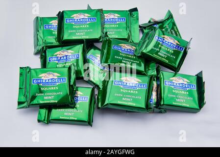 Chester, GROSSBRITANNIEN - 5. FEBRUAR 2020: Ein Haufen von Mint ghirardelli Schokoladenplätzen Stockfoto