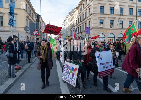 München, Deutschland. Februar 2020, München, Deutschland: München 15. Februar Großdemonstration gegen die Sicherheitskonferenz in München. Das Motto: "Nein zu Krieg und Umweltzersetzung" Tausende Demonstranten demonstrieren gegen die in München stattfindende Sicherheitskonferenz. Credit: Thomas Vonier/ZUMA Wire/Alamy Live News Stockfoto