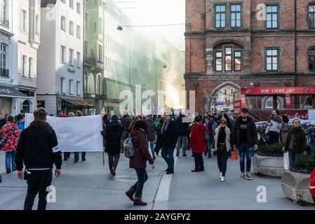 München, Deutschland. Februar 2020, München, Deutschland: München 15. Februar Großdemonstration gegen die Sicherheitskonferenz in München. Das Motto: "Nein zu Krieg und Umweltzersetzung" Tausende Demonstranten demonstrieren gegen die in München stattfindende Sicherheitskonferenz. Credit: Thomas Vonier/ZUMA Wire/Alamy Live News Stockfoto