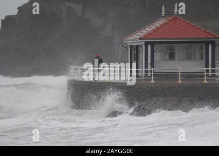 Aberystwyth Ceredigion Wales UK Wetter 15. Februar 2020 . Gale Force Wind from Storm Dennis ein benannter Sturm des Winters, kombiniert mit dem Höhepunkt der Flut, erzeugen riesige Wellen, die die Promenade und die Meeresschutzräume bei Aberystwyth in Westwales schlagen und verzurren. Bernsteinwarnungen bestehen mit der Gefahr weiterer Windböen mit starken Wellen entlang der Küstengebiete . Kredit: Mike davies/Alamy Live News Stockfoto