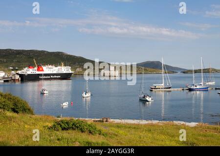 Caledonian MacBrayne Fähre am Fährterminal, Kisimul Castle und Yachten auf Anlegeplätzen neben dem neuen Yachthafen, Castlebay, Insel Barra, Western Isles, Scotl Stockfoto